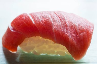 Japon suşisi, yakın çekim. Asya deniz ürünleri