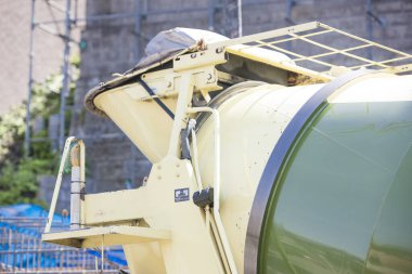 İnşaat alanında endüstriyel çimento karıştırıcısına yakın çekim