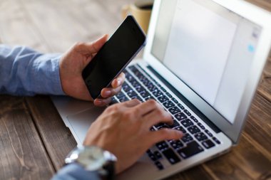 Siyah cep telefonu, kopya alanı olan cep telefonu, ders için beyaz boş ekran. İletişim, insan iletişimi, teknoloji elektronik aygıtı.