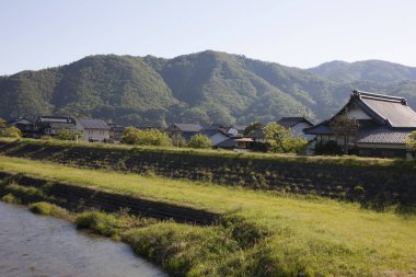 Dağların yakınındaki eski evlerin gündüz görüntüsü