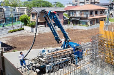 İnşaat alanı manzarası. Tokyo, Japonya 'da bir apartman inşaatı