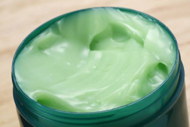 Masa yüzeyinde kavanozda yüz kremi 