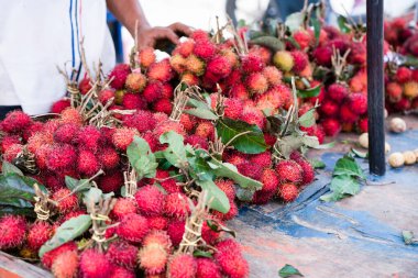 Pazar masasında sergilenen taze lychees