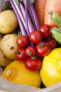 Sepette taze sebzeler.