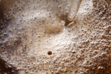 Arka planda köpüklü kahve, kapat.