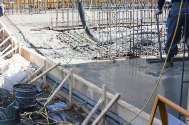 İnşaat alanında çelik takviyesi kullanılıyor. 