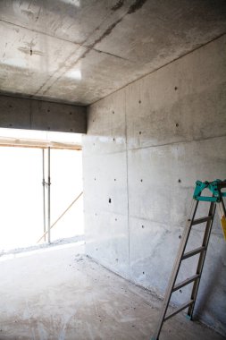 Apartman yapım aşamasında. Ev betondan inşa ediliyor.