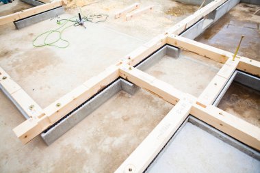 Yeni ev yapım aşamasında. Tahta kirişler ve çimentoyla inşa edilmiş