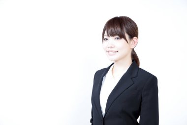 Beyaz takım elbiseli güzel Asyalı iş kadını portresi.