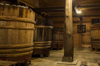 Köy deposuna tahta variller yerleştirilmiş.