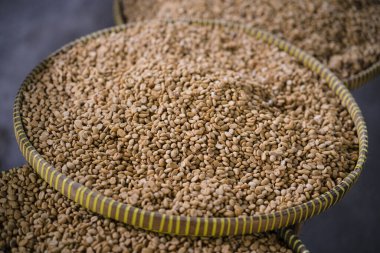 Yakından bakınca kurumuş tanelerle dolu sepetler görünüyor.