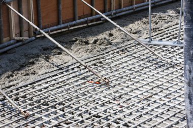 İnşaat alanında zemin yapmak için çimento dökülüyor 