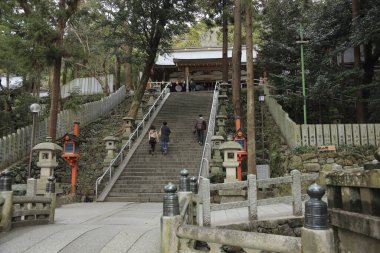 Güzel antik Japon tapınağının manzaralı görüntüsü.