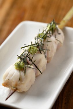 Ahşap şiş ve kızarmış et parçaları.