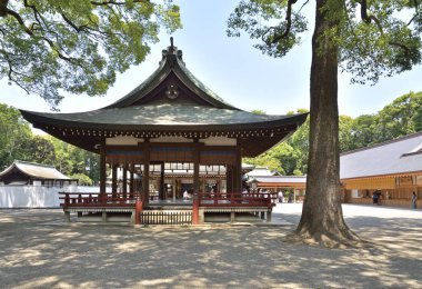 Güzel antik Japon tapınağının manzaralı görüntüsü.