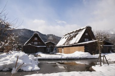 Shirakawago 'nun Japonya' daki kış sezonundaki güzel manzarası. unesco Dünya Mirası