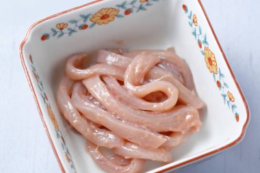 Tabağın kenarına çiğ et koyun.