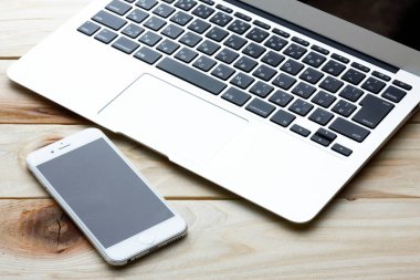 beyaz arkaplanda modern akıllı telefon