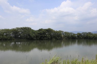 Dağlardaki gölün güzel manzarası 