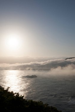 Güneşin doğuşundaki güzel deniz manzarası.