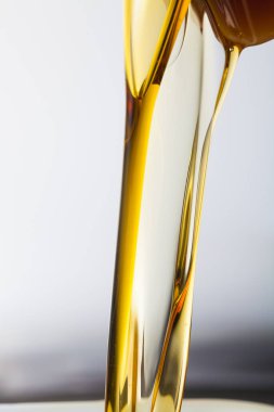 Bal dökme manzarasını kapat. Makro fotoğrafçılık