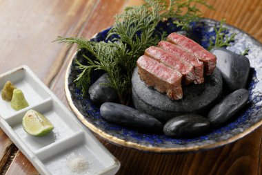 Tabakta taze deniz ürünleri, Japon mutfağı konsepti, yakın çekim. 
