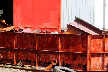 Büyük endüstriyel çöpleri dolduran paslı metal kırıntıları.