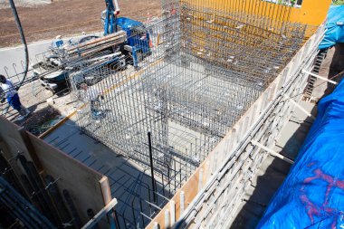 İnşaat alanında çelik takviyesi kullanılıyor. 