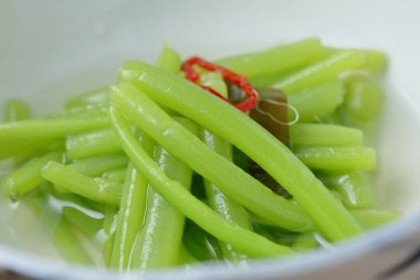 Kızartılmış kireç, kök salata, tabakta. 