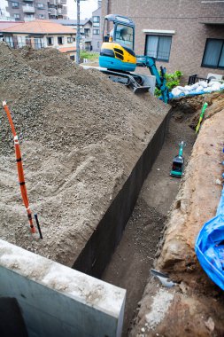 İnşaat alanında kazı yapan kazıcının yakın görüntüsü