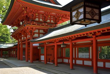 Güzel antik Japon tapınağının manzaralı görüntüsü.