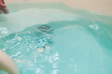 Temiz suyla banyo yap. spa ve sağlık konsepti.