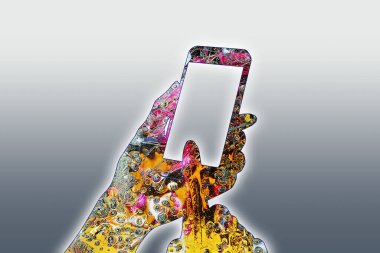 Modern akıllı telefon aygıtı kullanan kişinin yakın görüntüsü