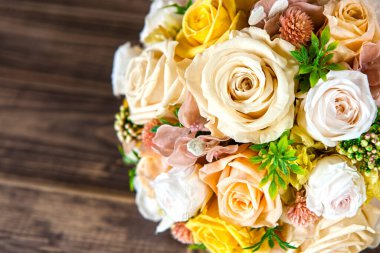 Masada güller olan düğün buketi.