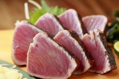 Tabakta taze deniz ürünleri, Japon mutfağı konsepti, yakın çekim. 