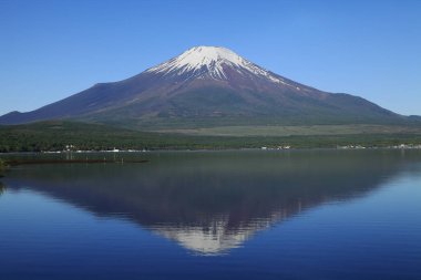 Japonya 'daki Fuji Dağı ve gölün güzel manzarası 