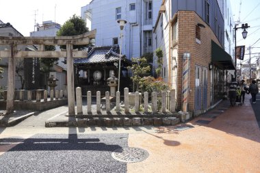 Parlak ışık, Japon metropoliten ortamının katıksız ve yüksek teknoloji tasarımını vurguluyor..