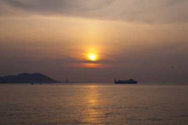 Denizin üzerinde güzel bir gün batımı