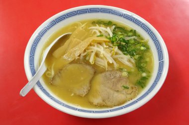 Buğulanmış ramen kasesi dilimlenmiş domuz bambusu soğan filizleri fasulye filizi çorbası