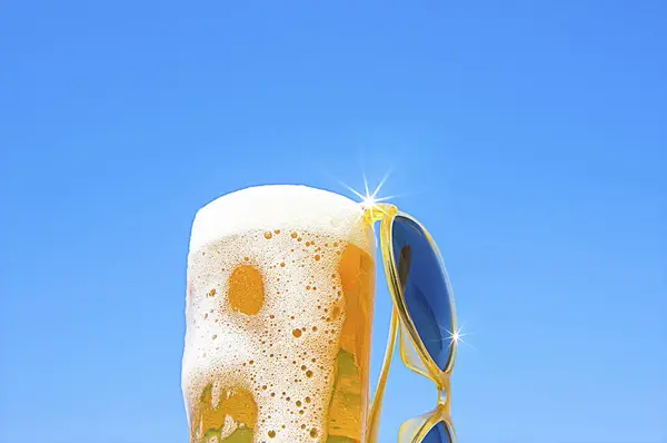Vaso Cerveza Sunglasse Sobre Fondo Azul Concepto Vacaciones Verano —  Fotos de Stock