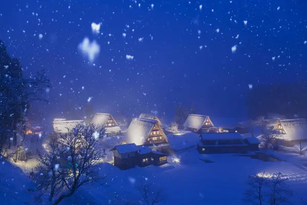 Shirakawago 'nun gece görüşü. Japonya 'da kış. unesco Dünya Mirası