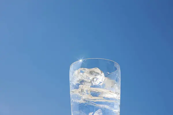 Vaso Agua Sobre Fondo Azul — Foto de Stock