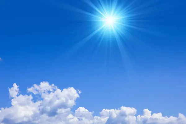 Błękitne Niebo Białymi Chmurami Słońcem — Zdjęcie stockowe