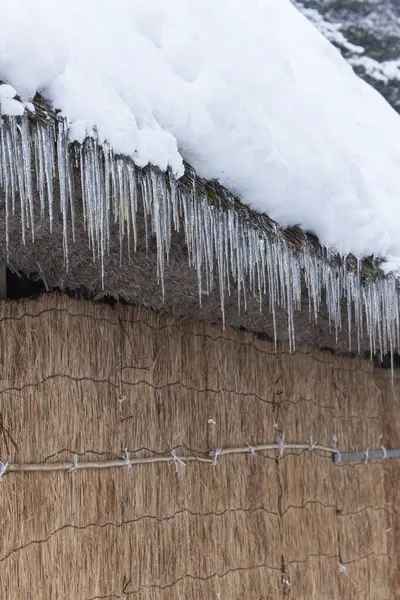 雪と屋根が付いている木の塀 — ストック写真