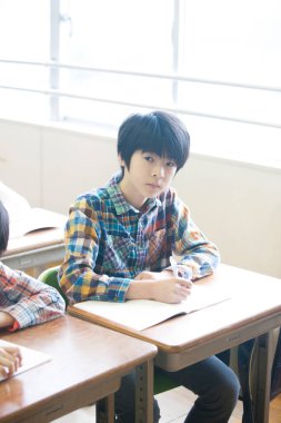 Tokyo, Japonya 'daki sınıfta oturan öğrenciler.