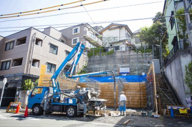 İnşaat alanı manzarası. Tokyo, Japonya 'da bir apartman inşaatı