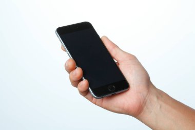 Beyaz arkaplan üzerinde akıllı telefon tutan erkek. 