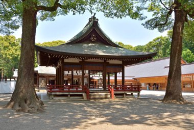 Güzel antik Japon tapınağının manzaralı görüntüsü.