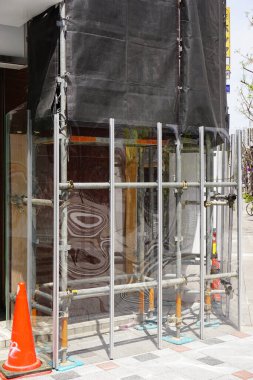 İnşaat sırasında bina girişini çevreleyen metal yapı.