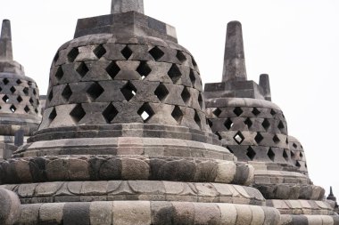 Magelang Regency 'deki Borobudur Budist Tapınağı' ndaki stupaların güzel mimarisi, Magelang şehri ve Endonezya 'nın merkezindeki Muntilan kasabası,